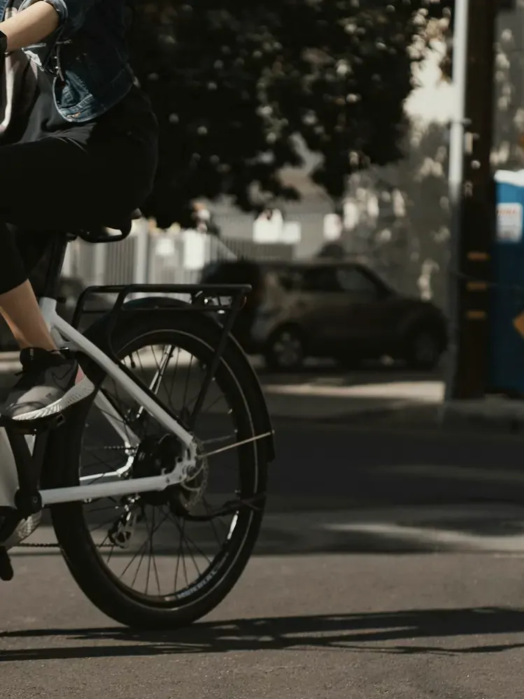 Iemand op een witte e-bike in het avondlicht