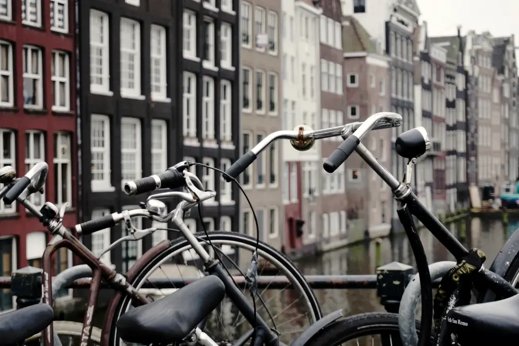 Fietsen tegen een reling voor smalle grachtenpanden