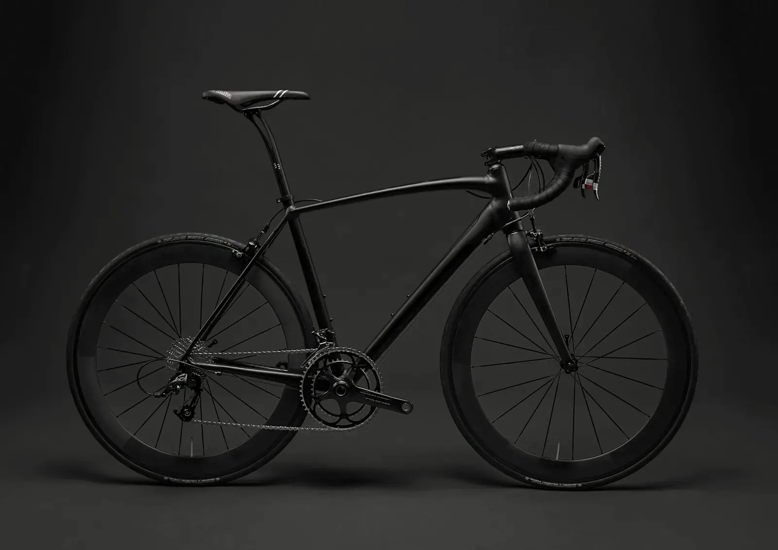 Een mat zwarte fiets in een donkere studio
